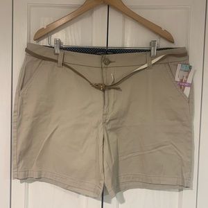 Woman’s Lee Riders Tan Shorts Size 18M Inseam 6”